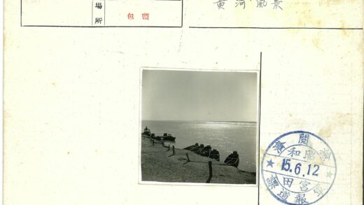 河滨小船与木码头倒影.jpg
