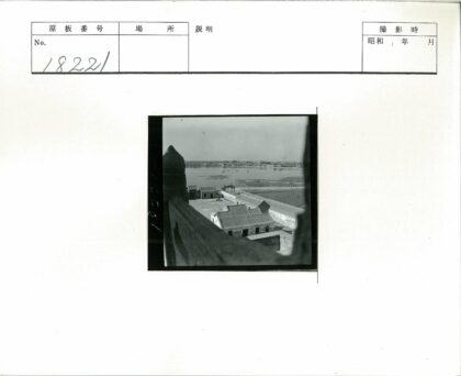 河滨建筑与船只全景.jpg