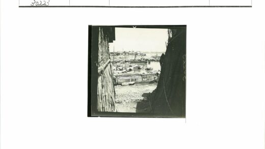 河滨木船与建筑风光.jpg