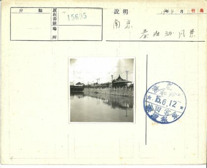 河畔传统建筑与两人船景.jpg