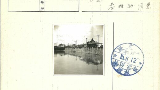 河畔传统建筑与两人船景.jpg