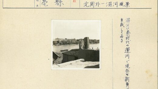 河畔古建与船只风景.jpg