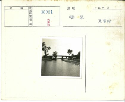 河畔古桥与树林建筑风光.jpg