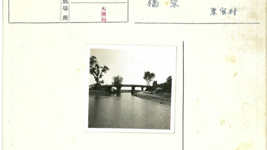 河畔古桥与树林建筑风光.jpg