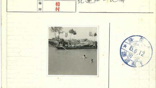 河畔孩童游泳货船经过.jpg