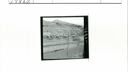 河畔小屋与远山风景.jpg