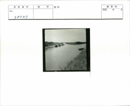 河畔小船与草坡风光.jpg
