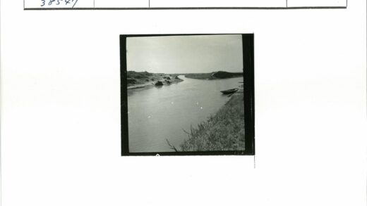 河畔小船与草坡风光.jpg