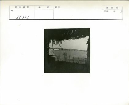 河畔山居与栅栏风光.jpg
