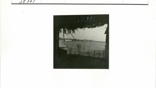河畔山居与栅栏风光.jpg