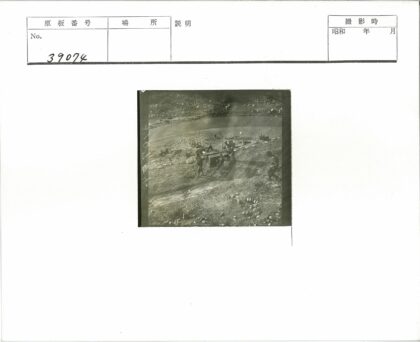河畔岩石山坡劳作景象.jpg