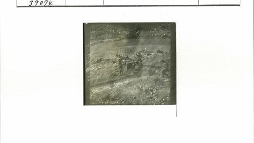 河畔岩石山坡劳作景象.jpg