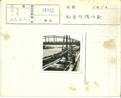 河畔工人与大桥下的劳作场景.jpg