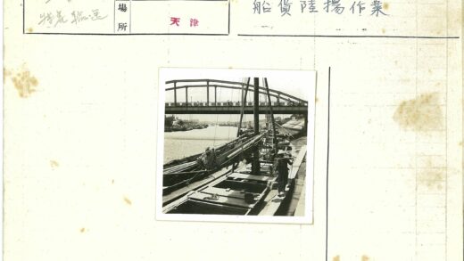 河畔工人与大桥下的劳作场景.jpg