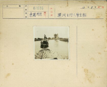 河畔帆船与旗帜风景.jpg