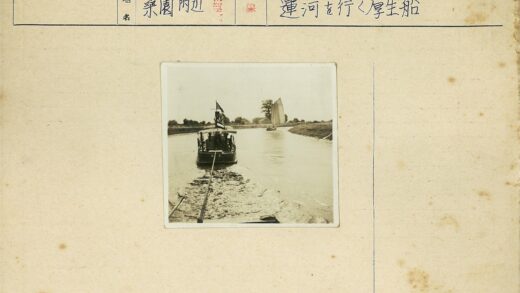 河畔帆船与旗帜风景.jpg