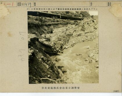 河畔废墟与火车轨道景观.jpg