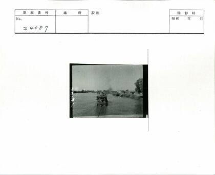 河畔建筑与树林风景.jpg