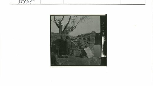 河畔搬运圆形容器砖墙背景.jpg
