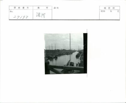 河畔木桥与停泊船只的阴天景色.jpg