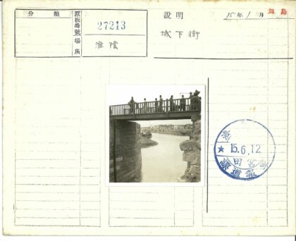 河畔木桥与城市建筑.jpg