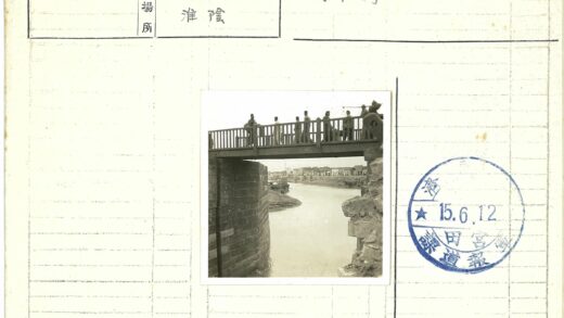 河畔木桥与城市建筑.jpg