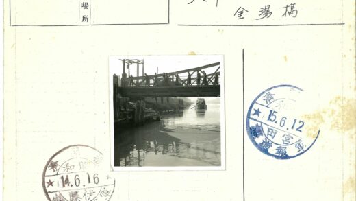 河畔木桩与远岩桥景.jpg