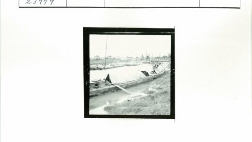 河畔木船与沿岸建筑.jpg