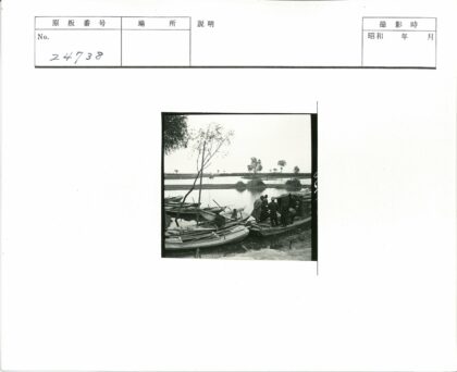 河畔木船与田野倒影.jpg