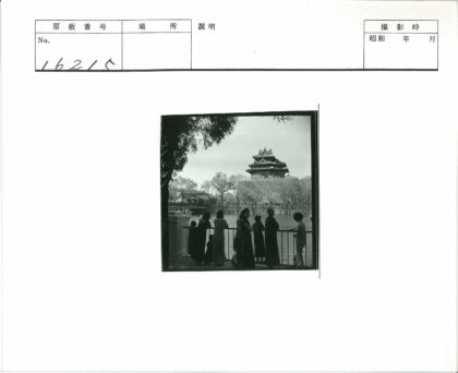 河畔栏杆与古建筑风景.jpg