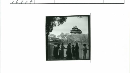河畔栏杆与古建筑风景.jpg