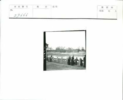 河畔栏杆远眺建筑风景.jpg