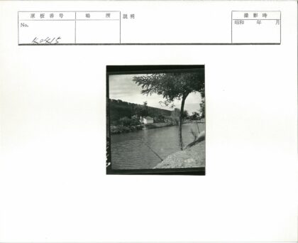 河畔树影石墙小筑.jpg