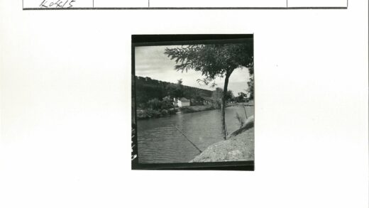河畔树影石墙小筑.jpg