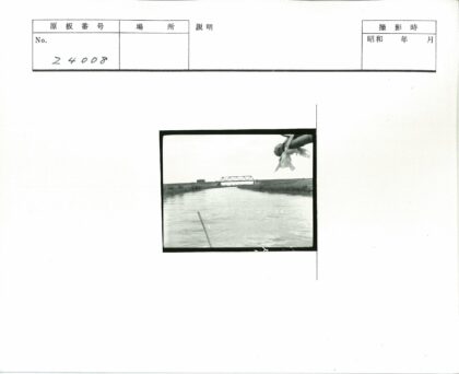 河畔桁架桥跳水瞬间.jpg