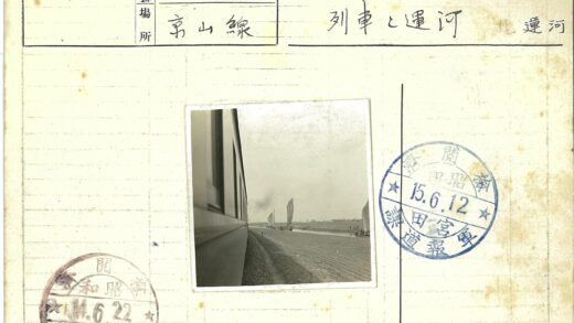 河畔火车与帆船田野风光.jpg