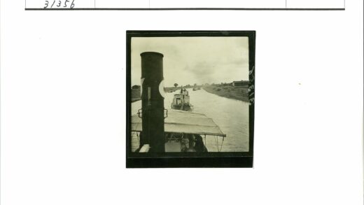 河畔烟囱与船只风景.jpg