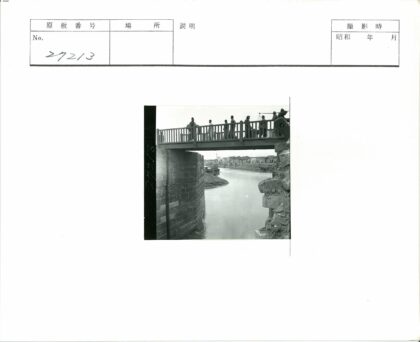 河畔石屋与木桥风景.jpg