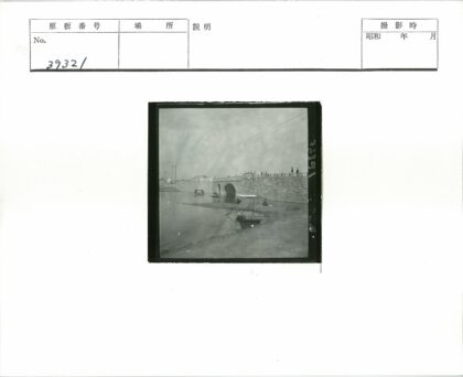 河畔石拱桥与停泊小船景.jpg