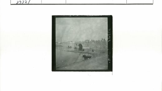 河畔石拱桥与停泊小船景.jpg
