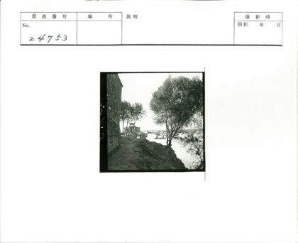 河畔砖房与停船小径.jpg