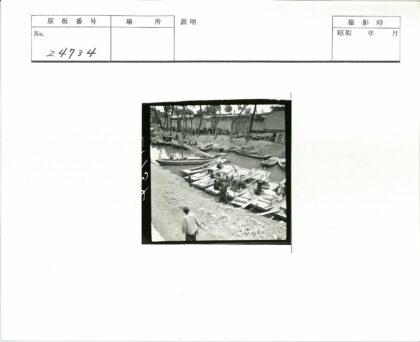 河畔船只与建筑风光.jpg