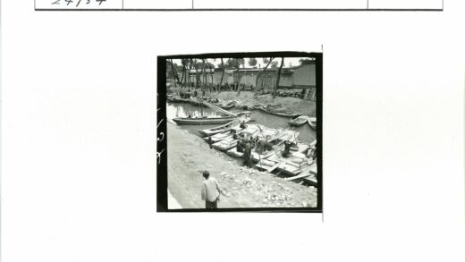 河畔船只与建筑风光.jpg