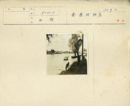 河畔船影与城市建筑风光.jpg