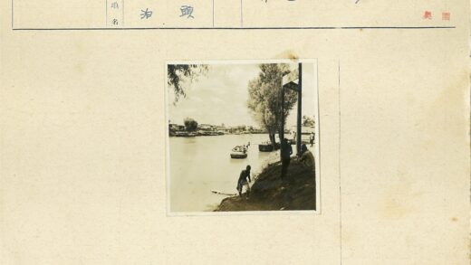 河畔船影与城市建筑风光.jpg