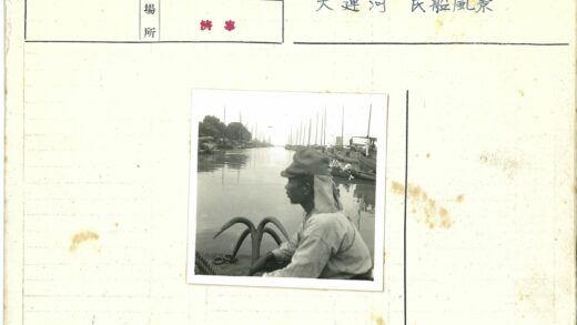 河畔锚边静泊船只.jpg