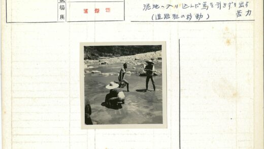 河边三人岩石河岸山峦.jpg