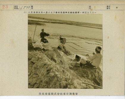 河边三人拉绳场景.jpg