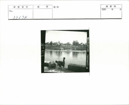 河边两人与篮子传统建筑.jpg