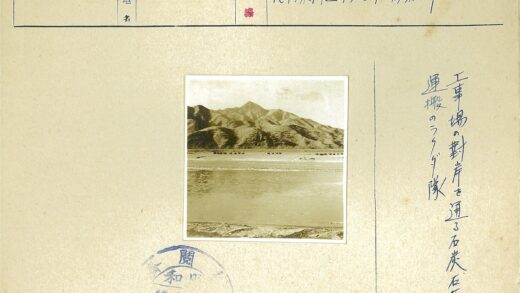 河边人与动物漫步山景.jpg